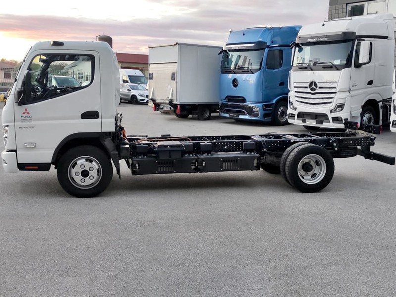 Mitsubishi Canter 4C15e/34 Cab Comfort batteria M elettrica bianco