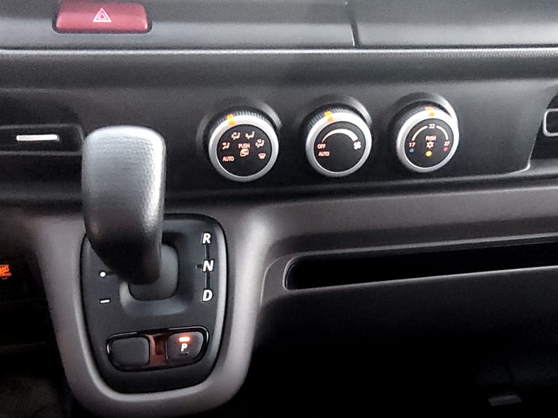 Mitsubishi Canter 4C15e/34 Cab Comfort batteria M elettrica bianco