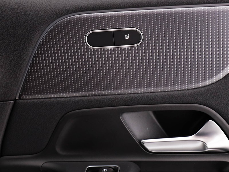 Mercedes EQB 300 sport plus 4matic 7p.ti elettrica nero