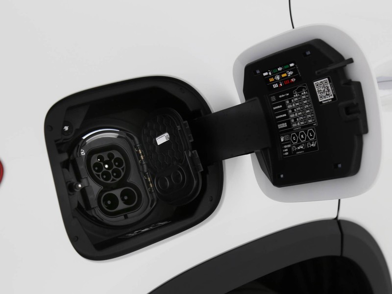 Mercedes EQA 250+ sport plus elettrica bianco