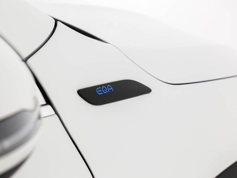 Mercedes EQA 250 sport elettrica bianco