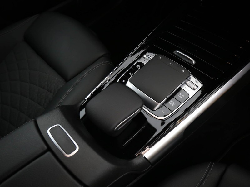 Mercedes GLB 200 sport plus auto benzina argento