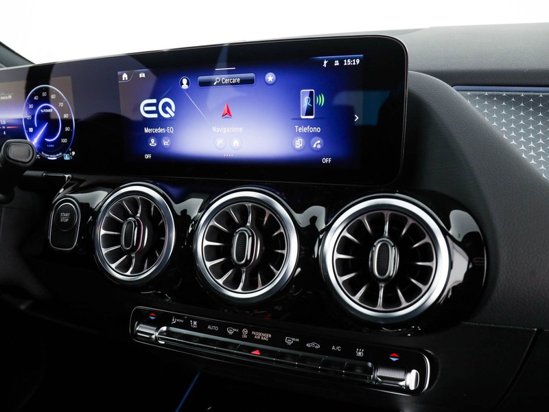 Mercedes EQA 300 4MATIC  grigio