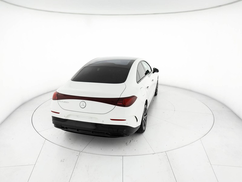 Mercedes CLA Coupè 250+ con tecnologia EQ  bianco