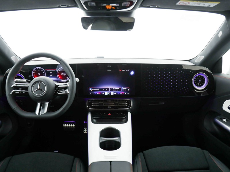 Mercedes CLA Coupè 250+ con tecnologia EQ  bianco