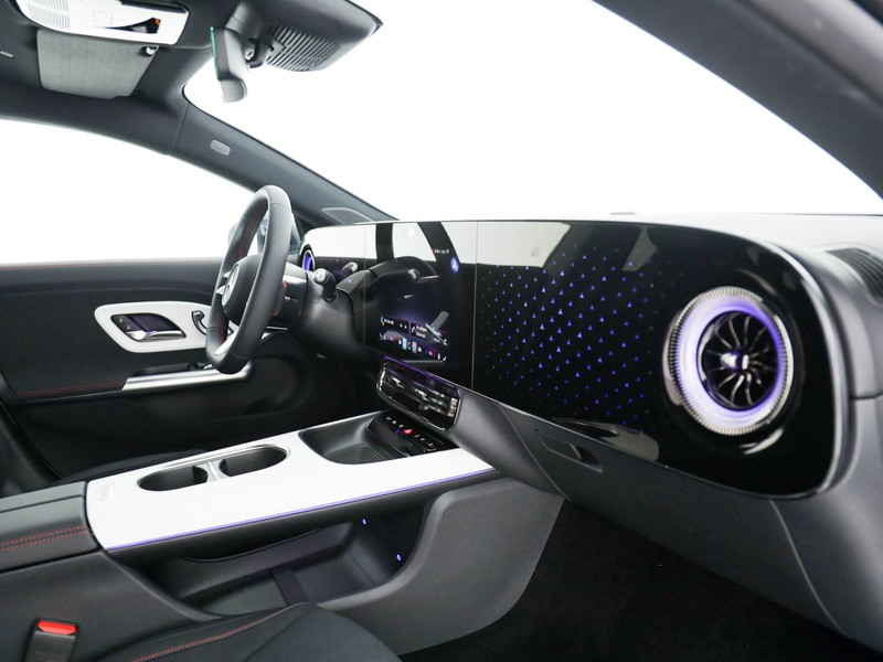 Mercedes CLA Coupè 250+ con tecnologia EQ  bianco