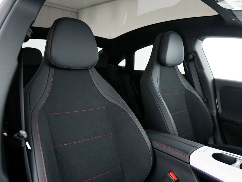 Mercedes CLA Coupè 250+ con tecnologia EQ  bianco