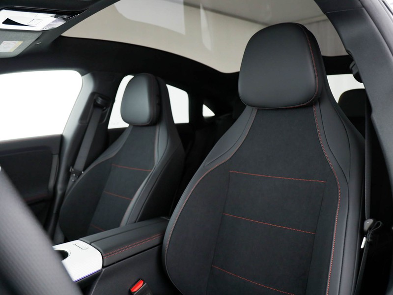 Mercedes CLA Coupè 250+ con tecnologia EQ  bianco