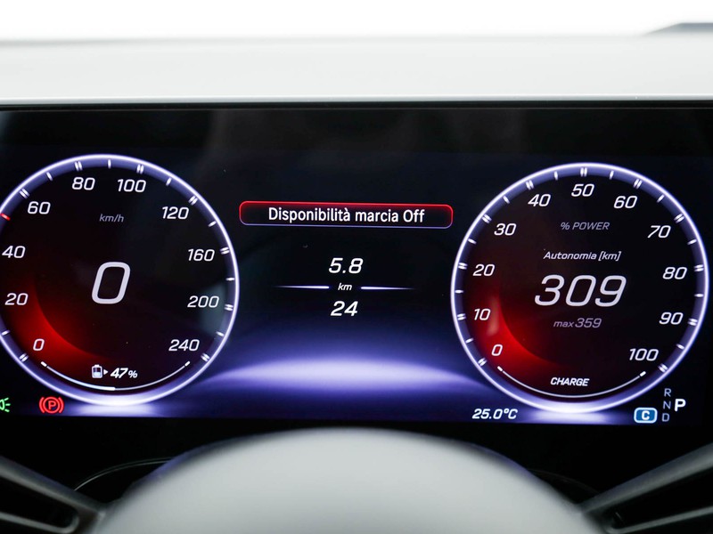 Mercedes CLA Coupè 250+ con tecnologia EQ  bianco