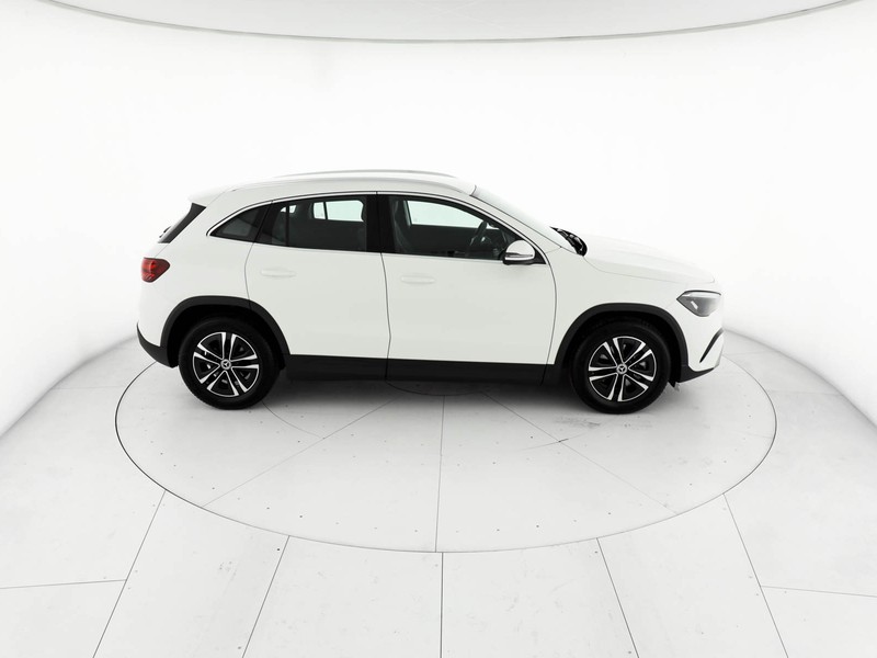 Mercedes GLA 180 executive auto ibrido bianco