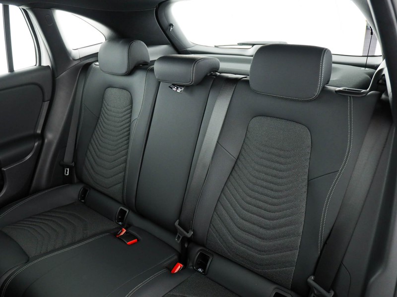 Mercedes GLA 180 executive auto ibrido bianco