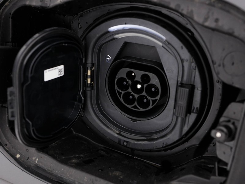 Mercedes GLC 300 de 4MATIC con tecnologia ibrida EQ  nero