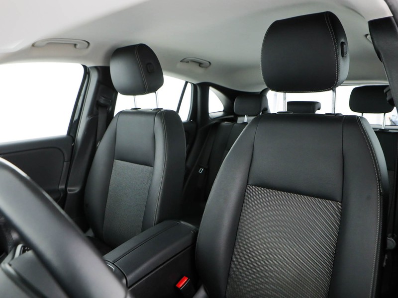 Mercedes GLA 180 d business extra auto