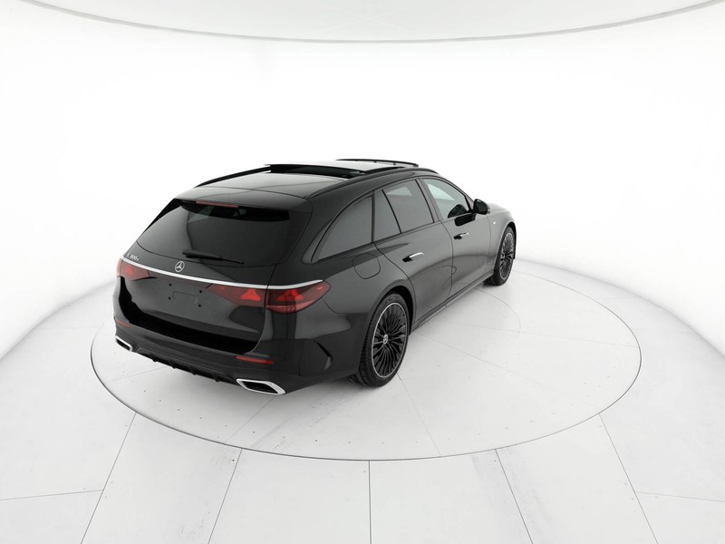 Mercedes Classe E SW E 300 e con tecnologia ibrida EQ Station Wagon