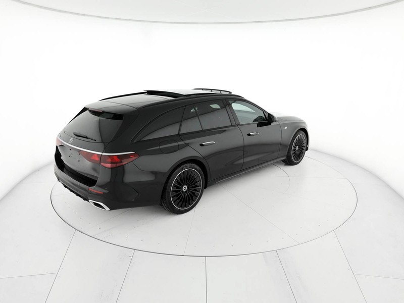 Mercedes Classe E SW E 300 e con tecnologia ibrida EQ Station Wagon
