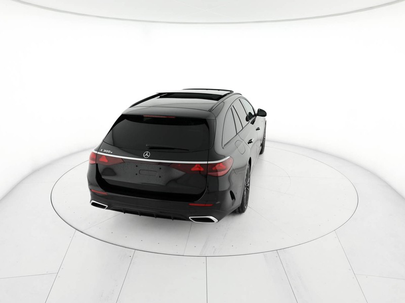 Mercedes Classe E SW E 300 e con tecnologia ibrida EQ Station Wagon