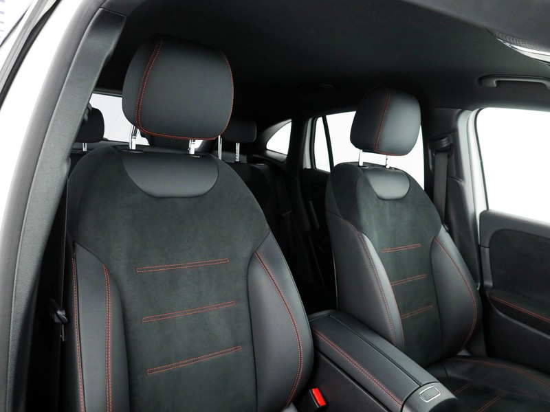 Mercedes GLA 180 d amg line premium auto diesel bianco