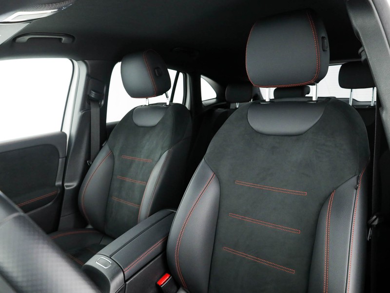 Mercedes GLA 180 d amg line premium auto diesel bianco