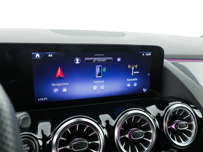 Mercedes GLA 180 d amg line premium auto diesel bianco