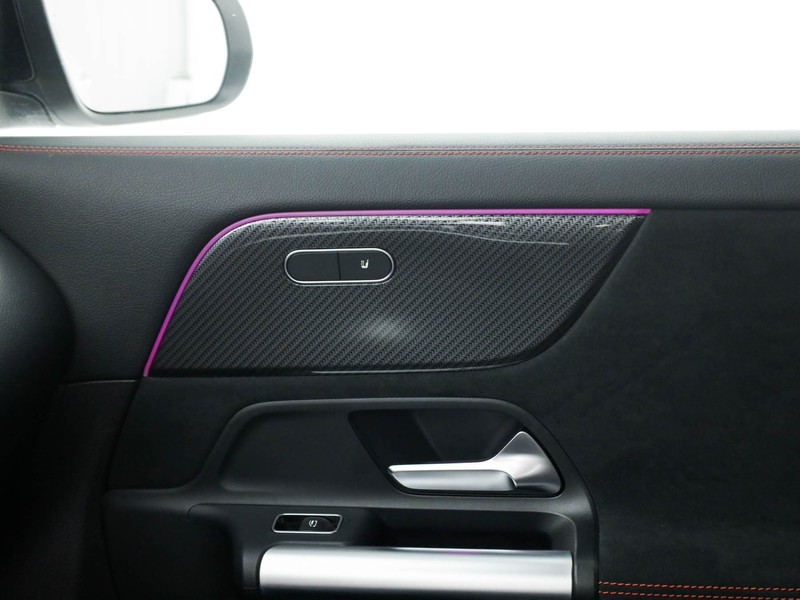 Mercedes GLA 180 d amg line premium auto diesel bianco