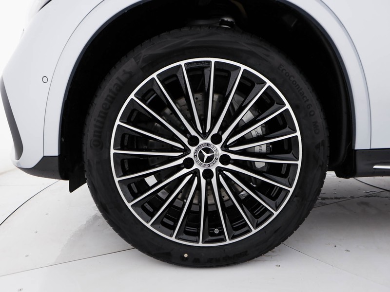 Mercedes GLC 300 de 4MATIC con tecnologia ibrida EQ  argento