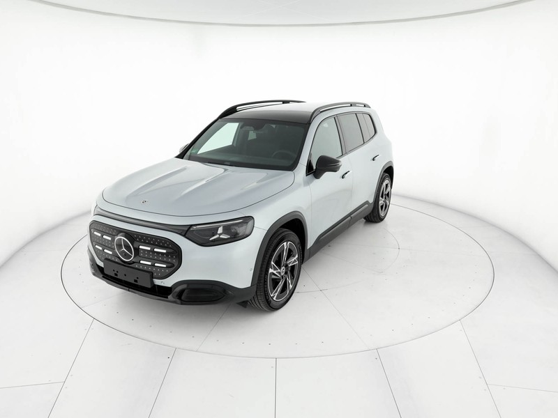 Mercedes GLB 250+ con tecnologia EQ  argento