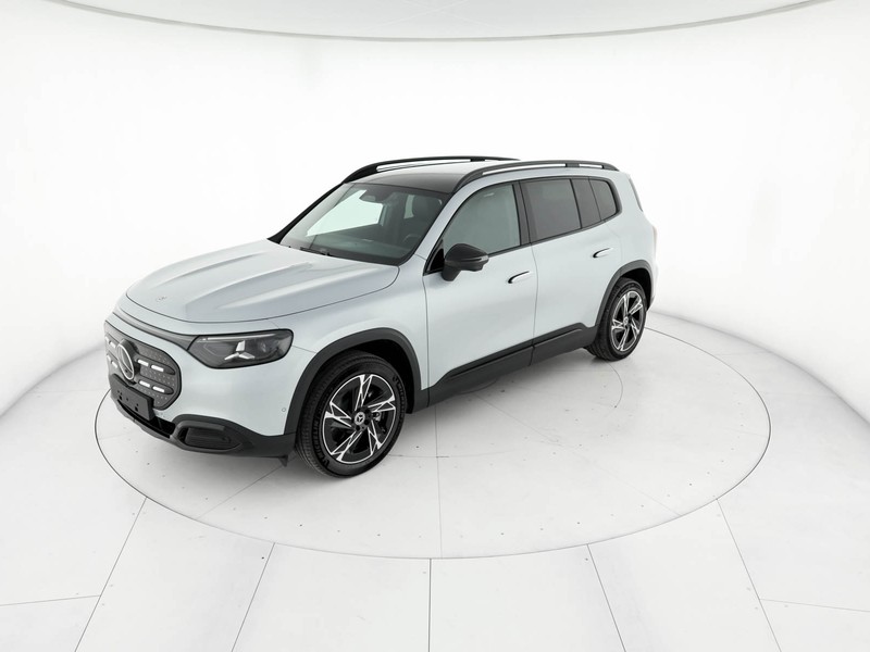 Mercedes GLB 250+ con tecnologia EQ  argento