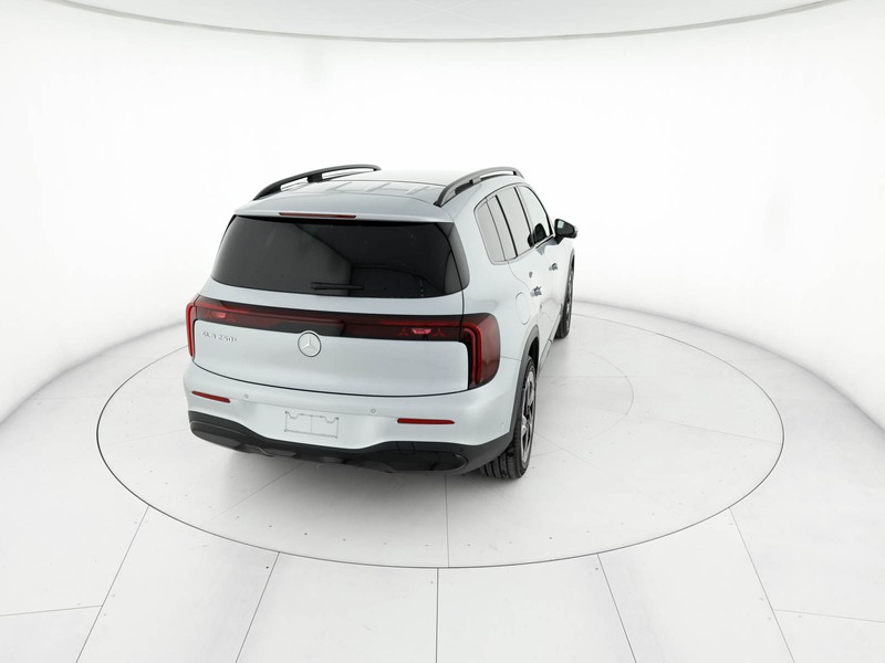 Mercedes GLB 250+ con tecnologia EQ  argento