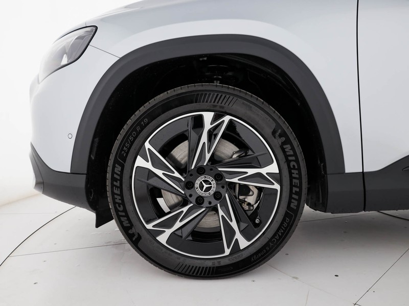 Mercedes GLB 250+ con tecnologia EQ  argento