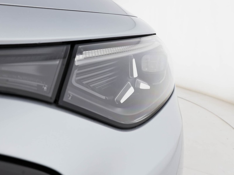 Mercedes GLB 250+ con tecnologia EQ  argento