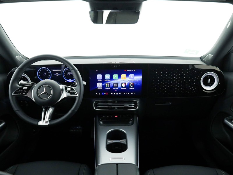 Mercedes GLB 250+ con tecnologia EQ  argento