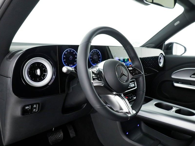 Mercedes GLB 250+ con tecnologia EQ  argento