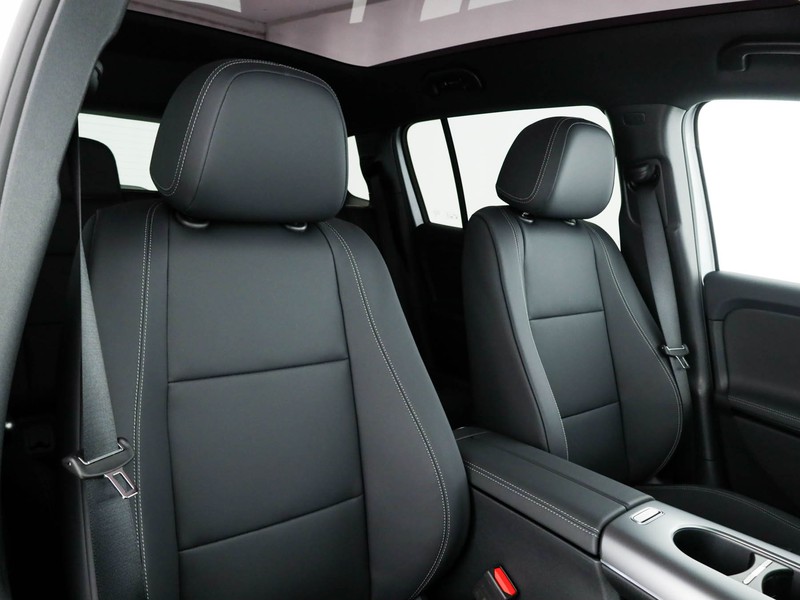 Mercedes GLB 250+ con tecnologia EQ  argento