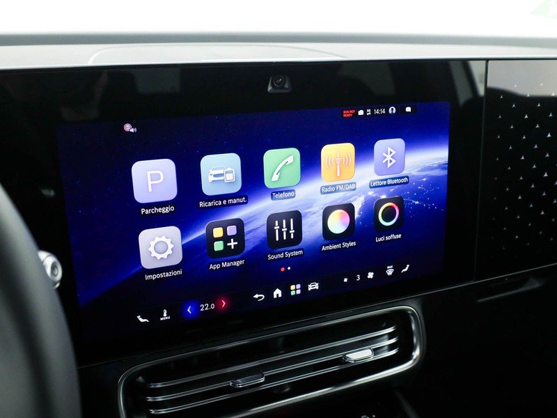 Mercedes GLB 250+ con tecnologia EQ  argento