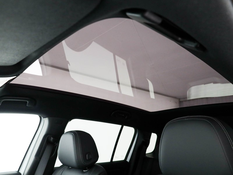 Mercedes GLB 250+ con tecnologia EQ  argento