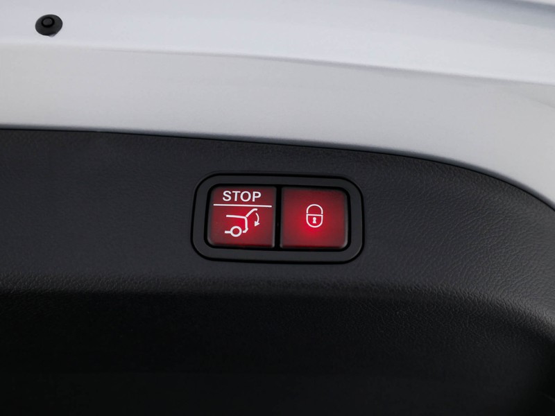 Mercedes GLB 250+ con tecnologia EQ  argento