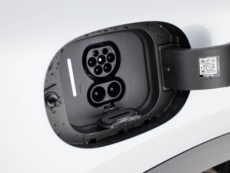 Mercedes GLB 250+ con tecnologia EQ  argento