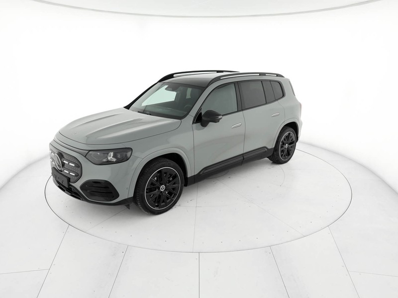 Mercedes GLB 250+ con tecnologia EQ  