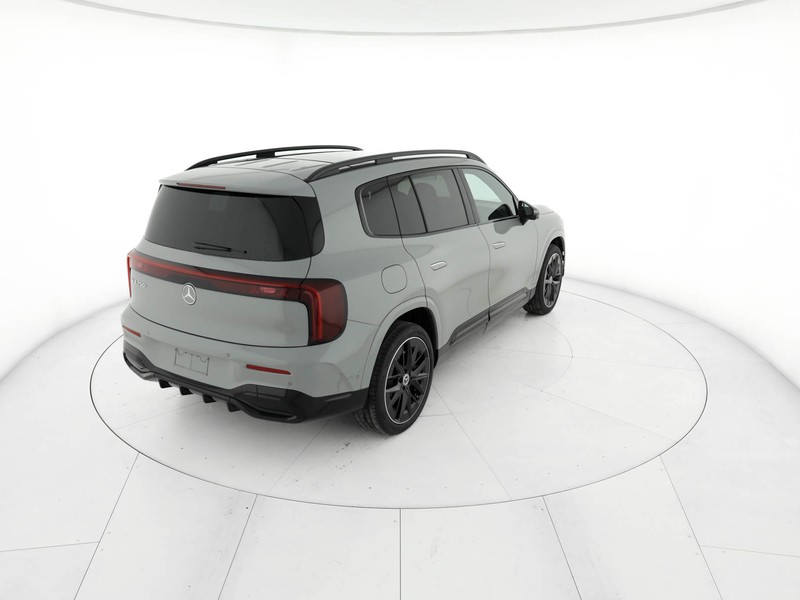 Mercedes GLB 250+ con tecnologia EQ  