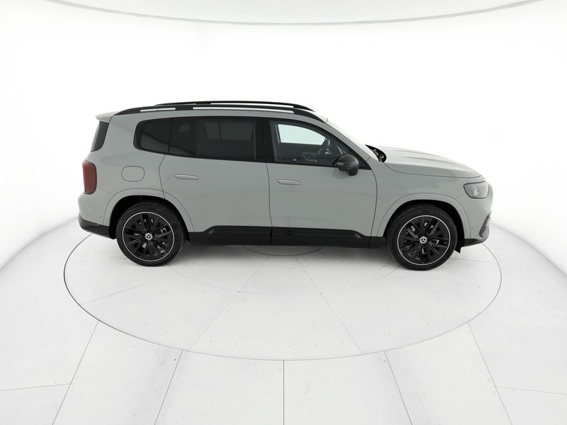 Mercedes GLB 250+ con tecnologia EQ  