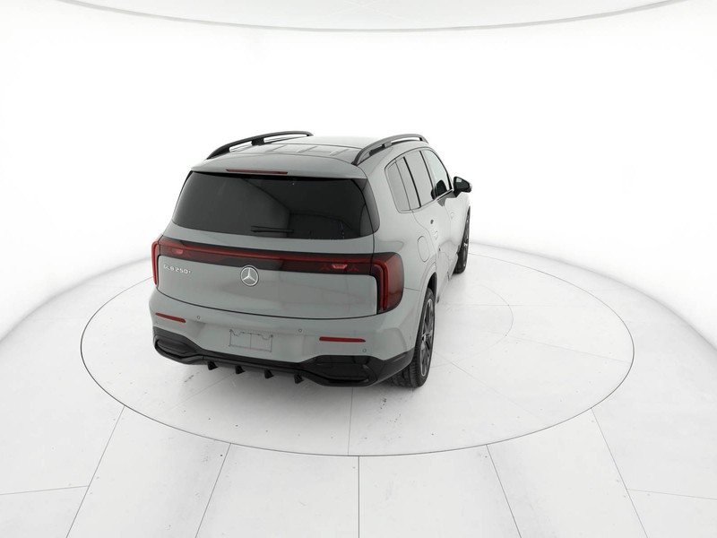 Mercedes GLB 250+ con tecnologia EQ  