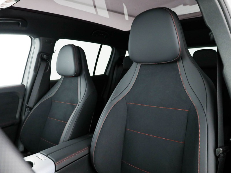 Mercedes GLB 250+ con tecnologia EQ  