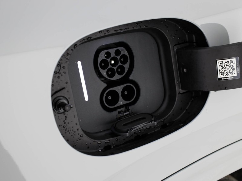 Mercedes GLB 250+ con tecnologia EQ  