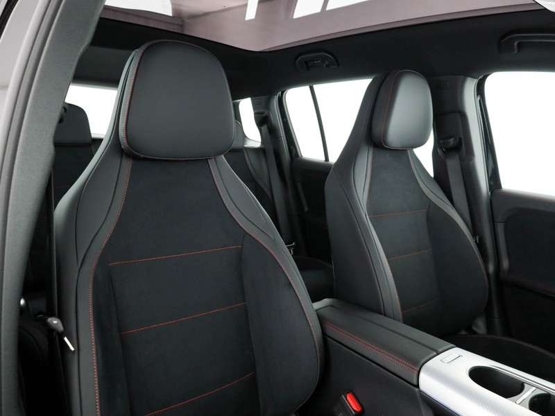 Mercedes GLB 250+ con tecnologia EQ