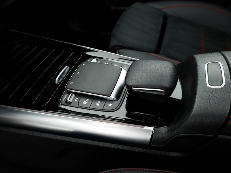 Mercedes GLA 180 d premium auto diesel bianco