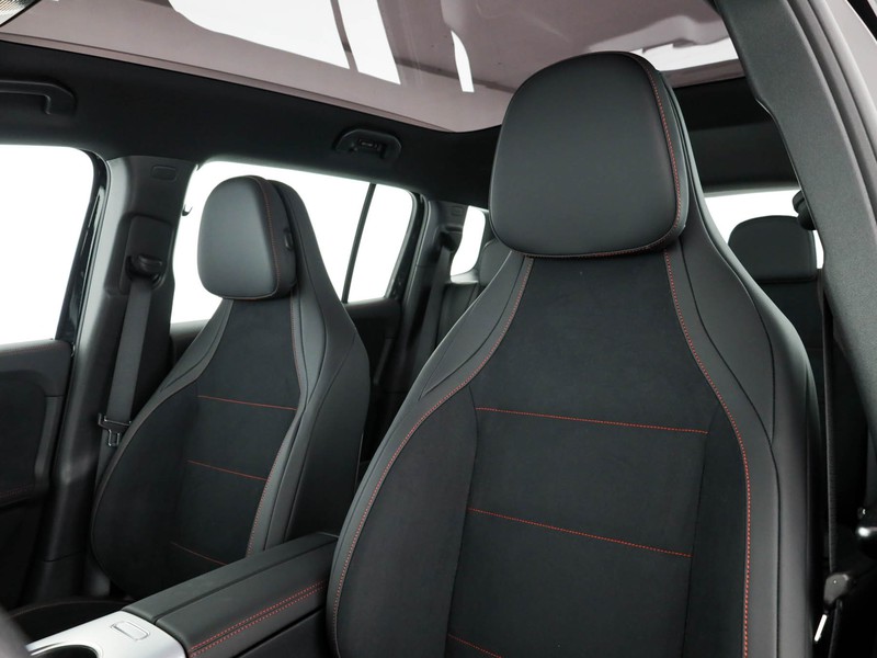 Mercedes GLB 250+ con tecnologia EQ