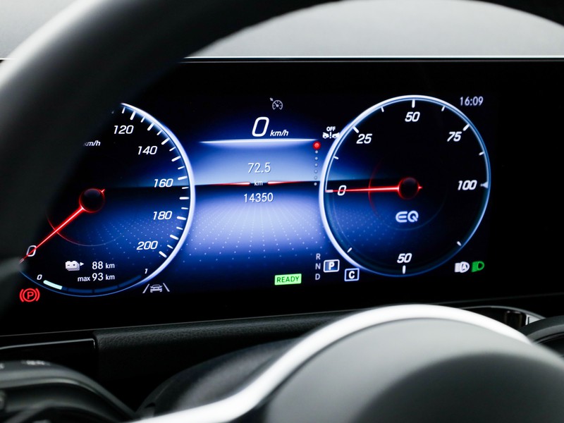 Mercedes EQA 250 sport elettrica nero