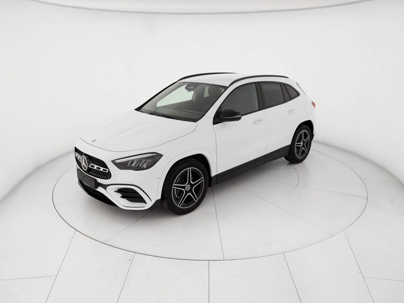 Mercedes GLA 180 amg line extra auto ibrido bianco