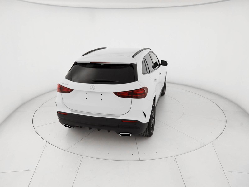 Mercedes GLA 180 amg line extra auto ibrido bianco