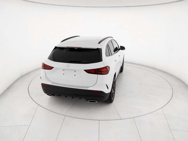 Mercedes GLA 180 amg line extra auto benzina bianco